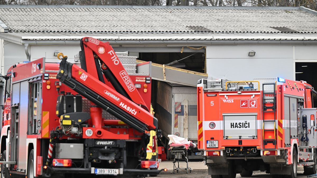 Muže v areálu firmy na Brněnsku přejel náklaďák. Vysvobodili ho hasiči, kteří auto přizvedli